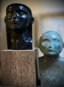 La petite turquoise et une des trois grâces sur socle